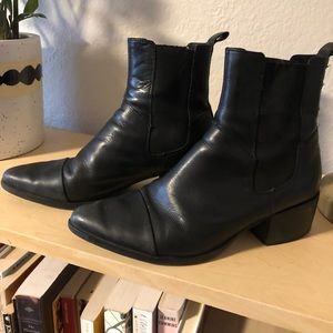 Black pointed-toe Vagabond boots